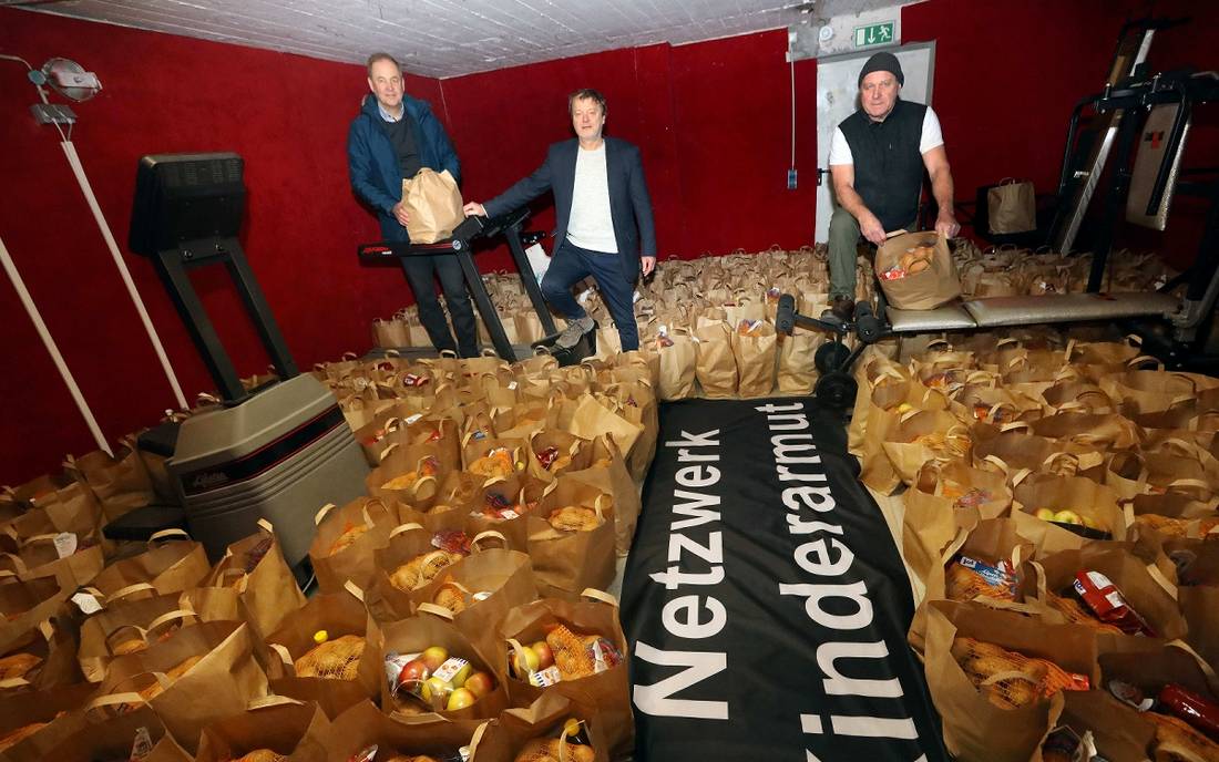 Lebensmittelpakete lagern im Bunker